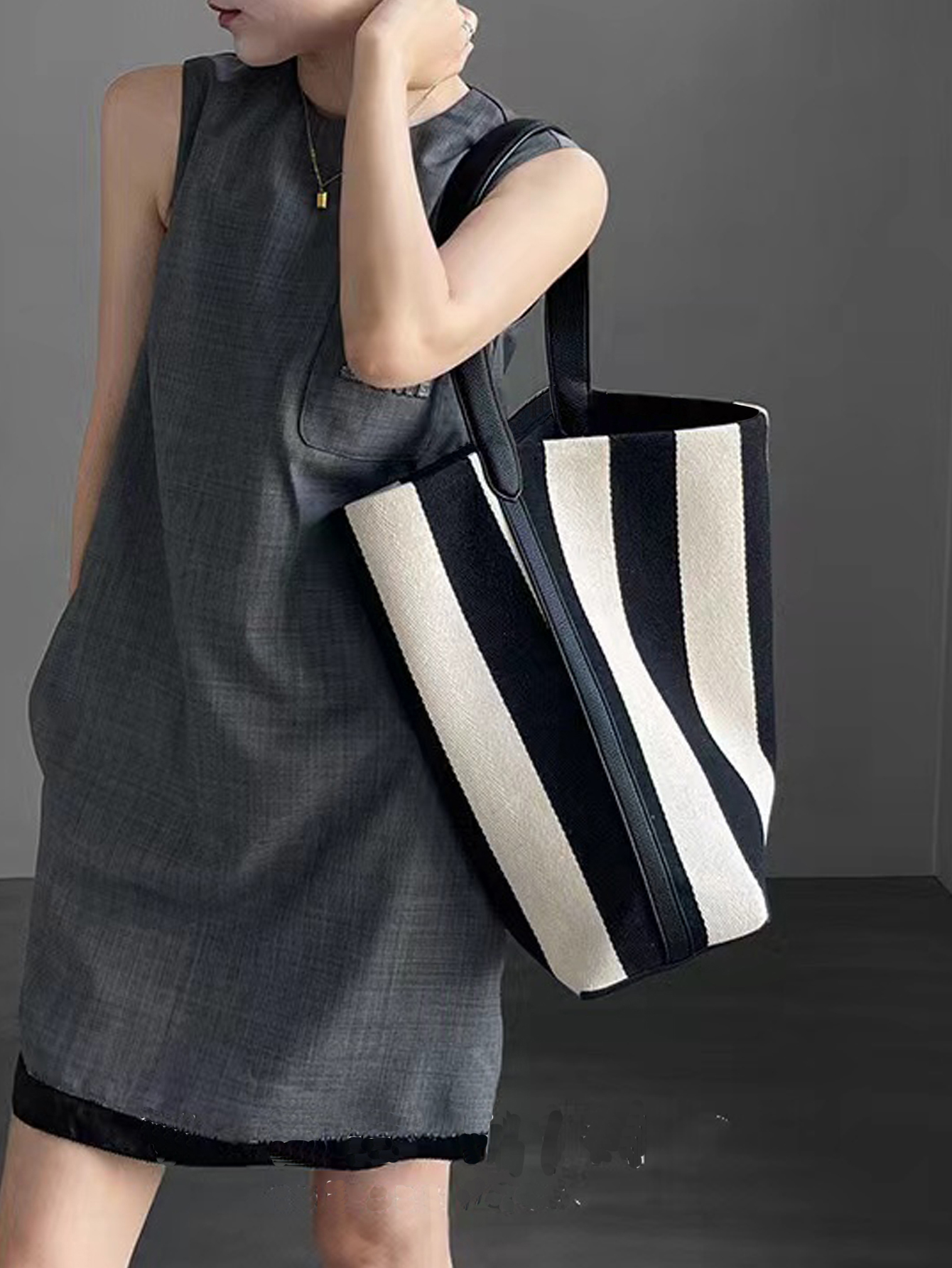 Niche striped canvas bucket ba - Women Bags Prada recension och pris
